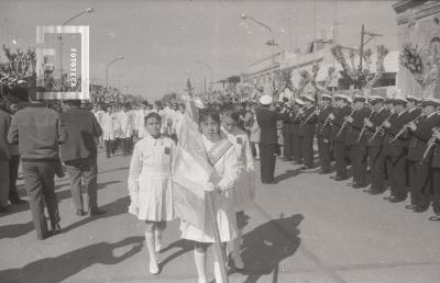 Desfile cívico militar en el Día de Campana