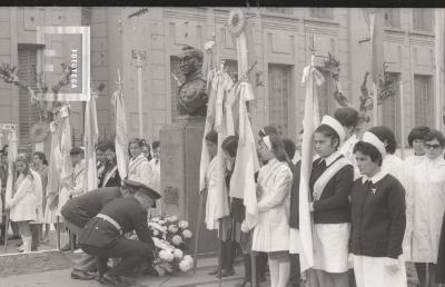 Ofrenda floral al busto del Gral. San Martín