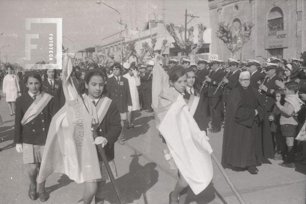 Desfile cívico militar en el Día de Campana