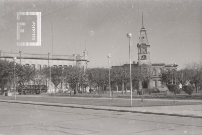 Plaza Eduardo Costa y Palacio Municipal de Campana