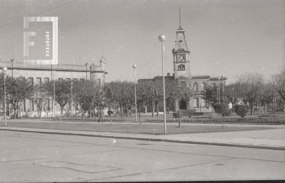Plaza Eduardo Costa y Palacio Municipal de Campana