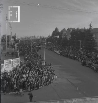 Desfile durante el acto del Día de la Bandera