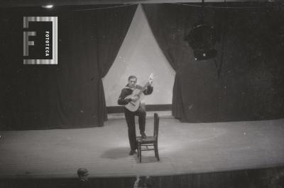 Guitarrista presentándose en el Teatro Pedro Barbero