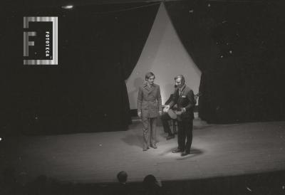 Cantante y guitarrista presentándose en el Teatro Pedro Barbero