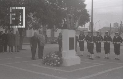 Ofrenda floral en el busto de Luis Costa por el aniversario de la ciudad de Campana