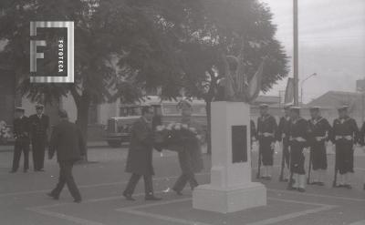 Ofrenda floral en el busto de Luis Costa por el aniversario de la ciudad de Campana