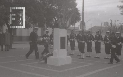 Ofrenda floral en el busto de Luis Costa por el aniversario de la Ciudad de Campana