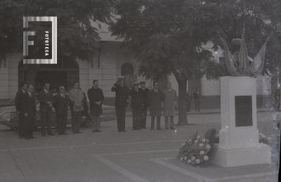 Ofrenda floral en el busto de Luis Costa por el aniversario de la ciudad de Campana