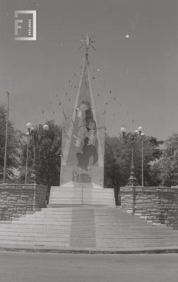 Pesebre realizado por el Prof. Russell en la escalinata de la Plaza Eduardo Costa