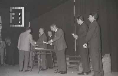 Entrega de certificados a pintores locales