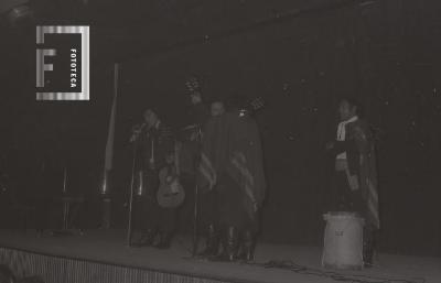 Grupo de folklore en el teatro Pedro Barbero