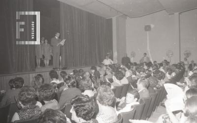 Entrega de certificados a pintores locales