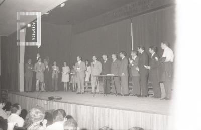 Entrega de certificados a pintores locales