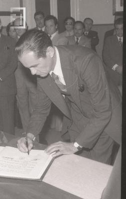 Firma de convenio por la inauguración de las cloacas