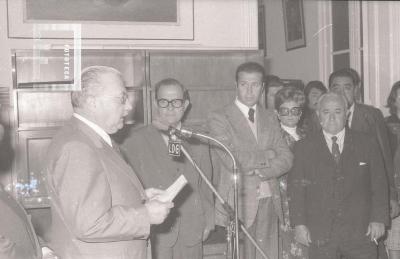 Intendente Dellepiane en su despacho en acto por la inauguración de las cloacas