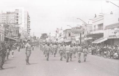 Desfile Cívico Militar en la Avda. Rivadavia