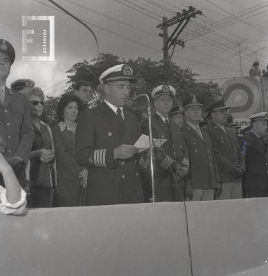 Desfile Cívico Militar en la Avda. Rivadavia - Palco oficial