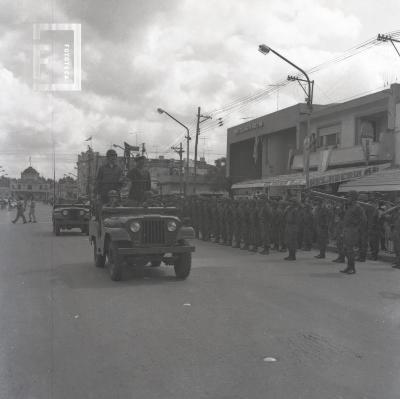 Desfile Cívico Militar en la Avda. Rivadavia - Palco oficial