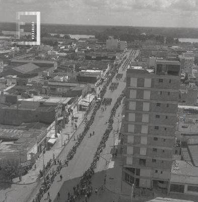 Desfile Cívico Militar en la Avda. Rivadavia - vista desde le edificio del  Banco Avellaneda