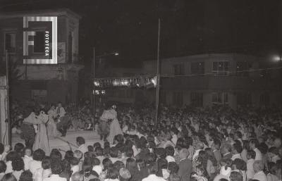Folklore en la escalinata de la Plaza Eduardo Costa