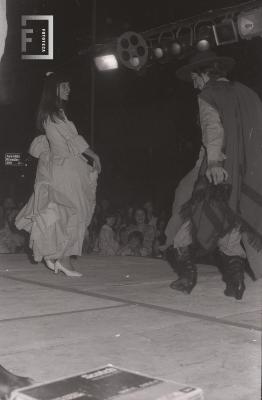 Folklore en la escalinata de la Plaza Eduardo Costa