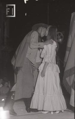 Folklore en la escalinata de la Plaza Eduardo Costa