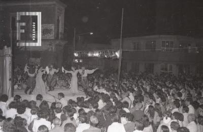 Folklore en la escalinata de la Plaza Eduardo Costa