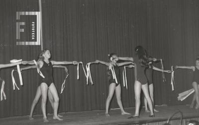 Niñas haciendo expresión corporal