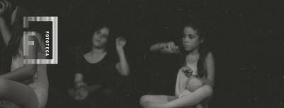 Niñas haciendo expresión corporal con muñecas