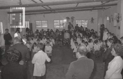 Alumnos de la Escuela N°4 durante acto por el galardonado Niño Plus Ultra