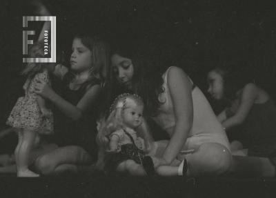 Niñas haciendo expresión corporal con muñecas
