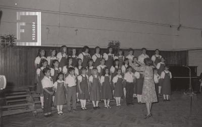 Presentación del coro juvenil en la Escuela Normal