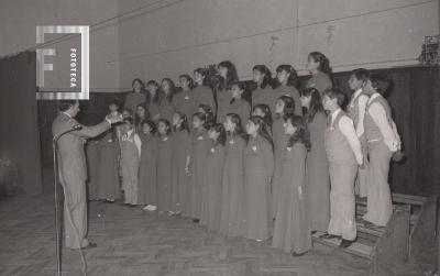 Presentación del coro juvenil en la Escuela Normal