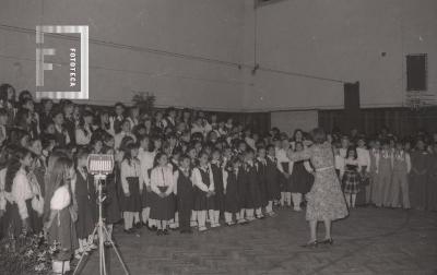 Presentación del coro juvenil en la Escuela Normal