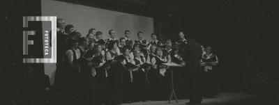 Coro en el Teatro Municipal Pedro Barbero