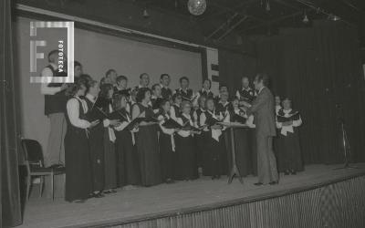 Coro en el Teatro Municipal Pedro Barbero