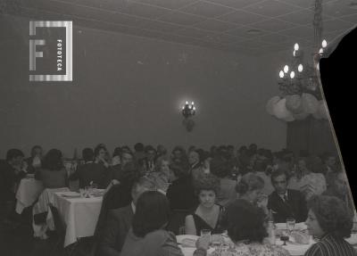 Cena de personal municipal en el día de la primavera