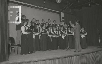 Coro en el Teatro Municipal Pedro Barbero