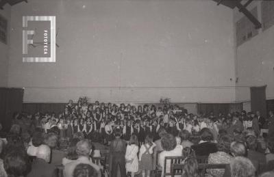 Presentación del coro juvenil en la Escuela Normal