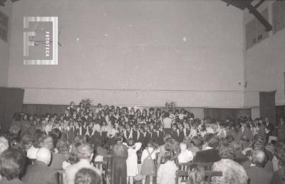 Presentación del coro juvenil en la Escuela Normal