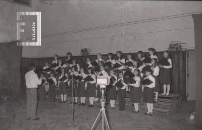Presentación del coro juvenil en la Escuela Normal