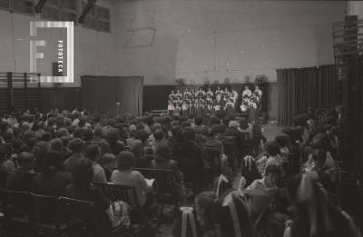Presentación del coro juvenil en la Escuela Normal