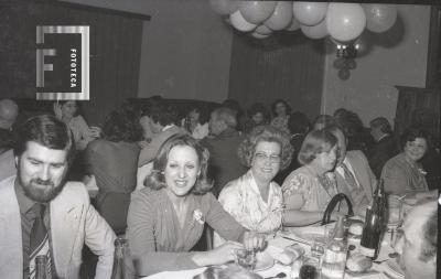 Cena de personal municipal en el día de la primavera