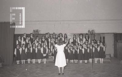 Presentación del coro juvenil en la Escuela Normal