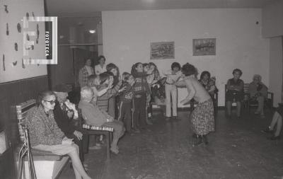 Niños del taller de teatro municipal en el Hogar de ancianos