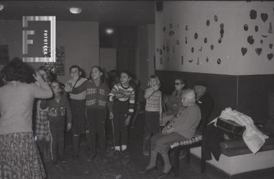 Niños del taller de teatro municipal en el Hogar de ancianos