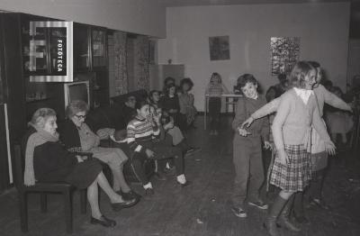 Niños del taller de teatro municipal en el Hogar de ancianos