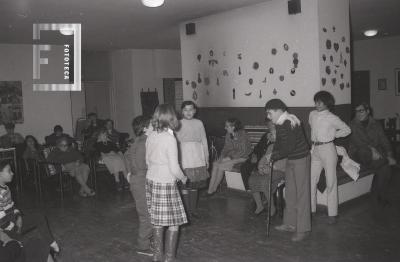 Niños del taller de teatro municipal en el Hogar de ancianos