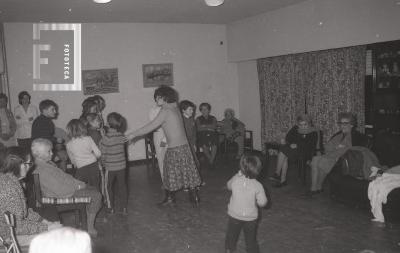 Niños del taller de teatro municipal en el Hogar de ancianos