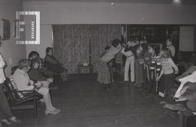 Niños del taller de teatro municipal en el Hogar de ancianos